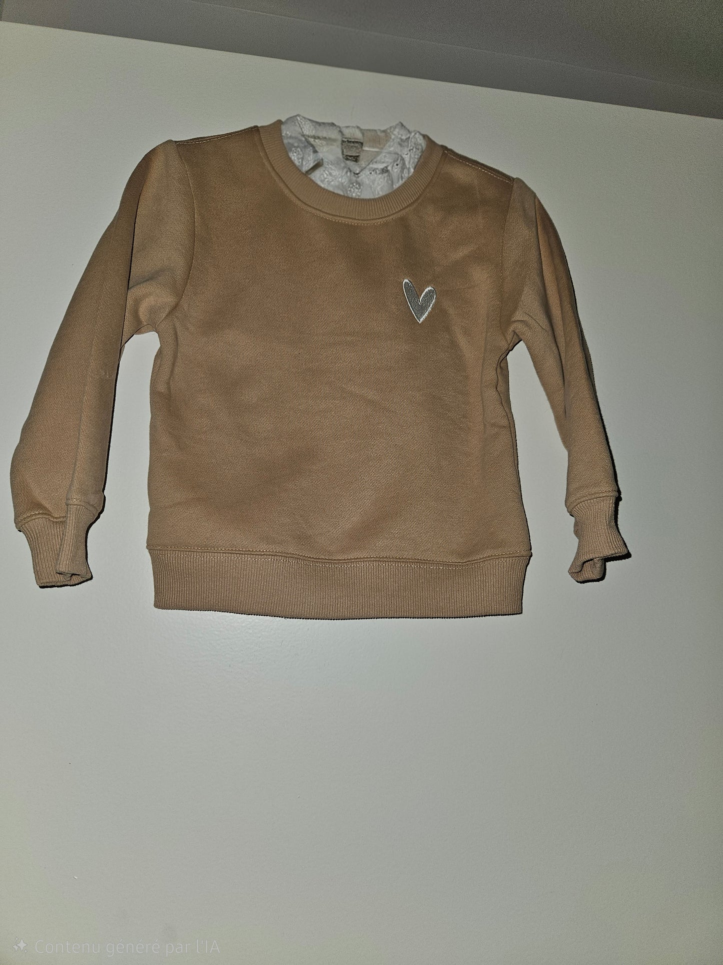 Pull beige avec col dentelle enfant